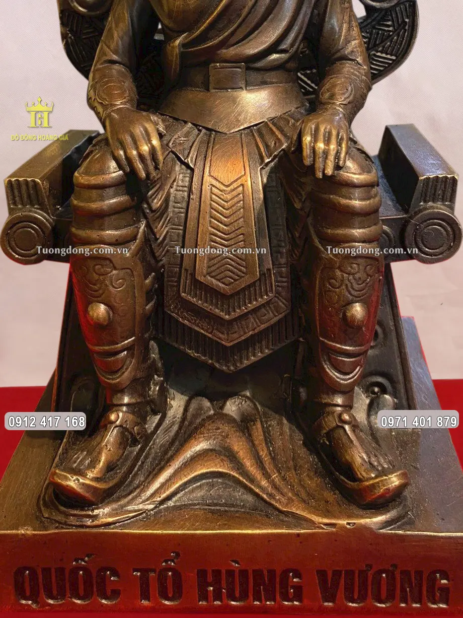 Phần chân đế chạm khắc tên của Ngài